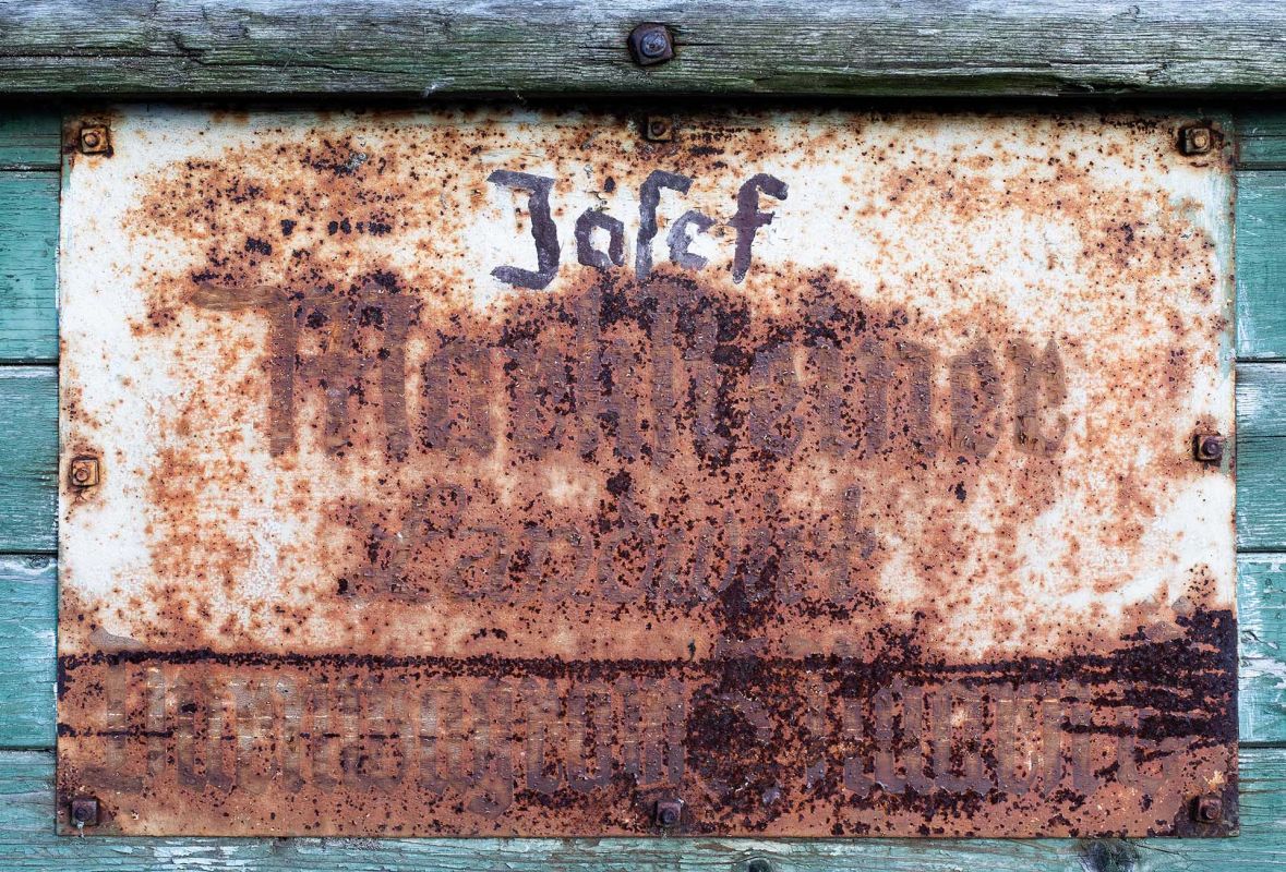 Altes verrostetes Schild fotografiert im Mühlviertel von Mick Morley