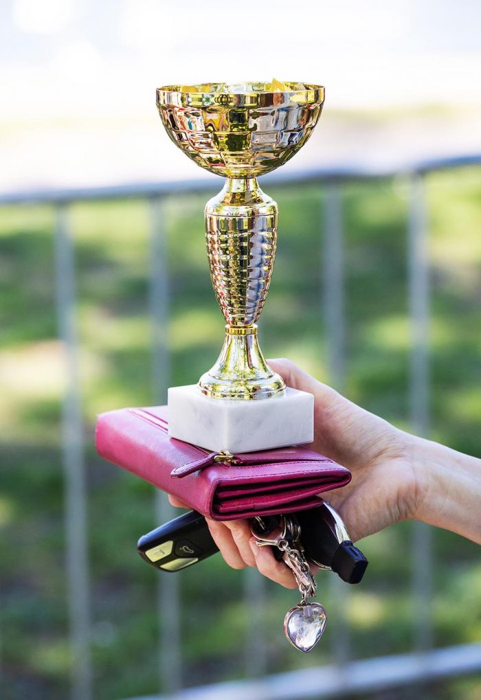 Fotografie des Alltags – ein Pokal, eine Geldboerse und die Autoschlüssel sind das Trio Infernale des Status