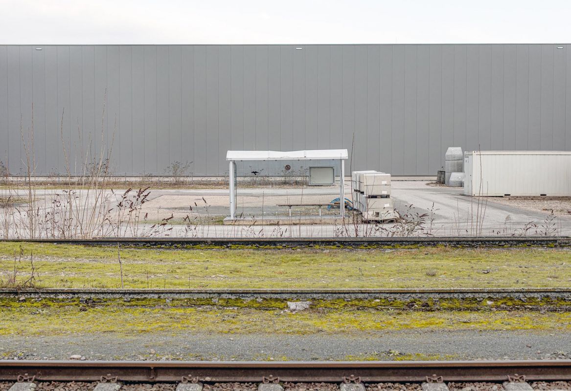 Am Linzer Hafen fotografiert Mick Morley Linzer Szenen und Absurditäten