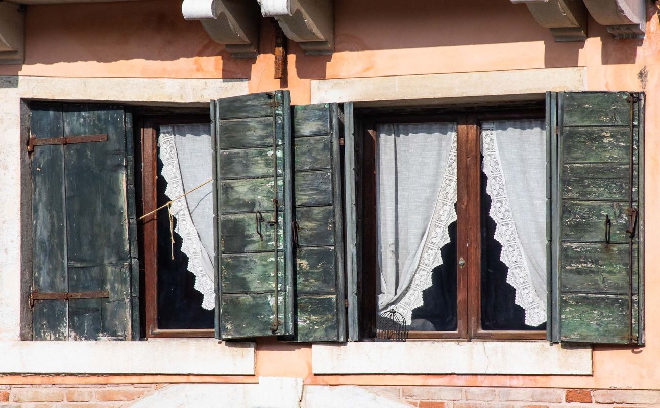 Künstlerische Fotografie fotografiert in Venedig mit Fokus auf Licht, Abstraktion, venezianischer Architektur, fotografiert von Mick Morley