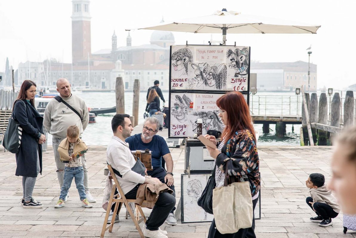 Künstlerische Fotografie fotografiert in Venedig mit Fokus auf Licht, Abstraktion, venezianischer Architektur, fotografiert von Mick Morley