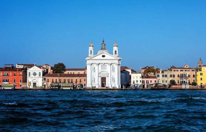 Künstlerische Fotografie fotografiert in Venedig mit Fokus auf Licht, Abstraktion, venezianischer Architektur, fotografiert von Mick Morley