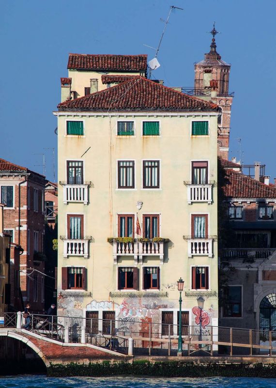 Künstlerische Fotografie fotografiert in Venedig mit Fokus auf Licht, Abstraktion, venezianischer Architektur, fotografiert von Mick Morley