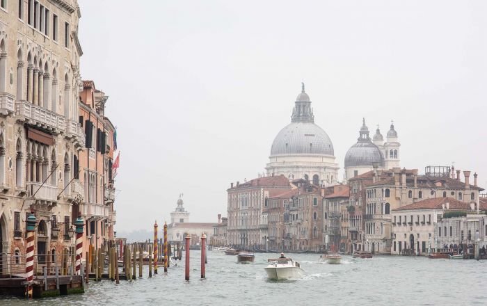Künstlerische Fotografie fotografiert in Venedig mit Fokus auf Licht, Abstraktion, venezianischer Architektur, fotografiert von Mick Morley