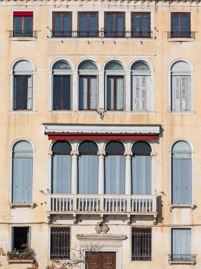 Künstlerische Fotografie fotografiert in Venedig mit Fokus auf Licht, Abstraktion, venezianischer Architektur, fotografiert von Mick Morley