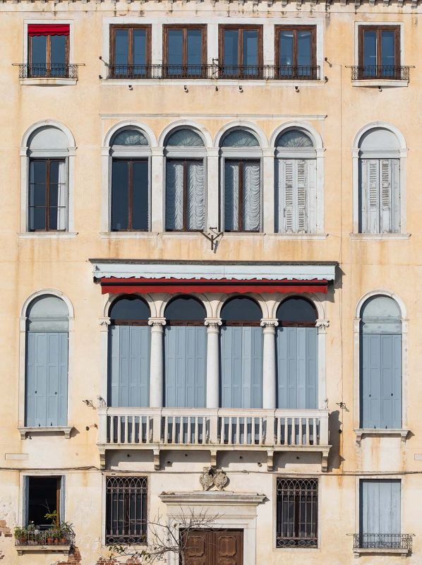 Künstlerische Fotografie fotografiert in Venedig mit Fokus auf Licht, Abstraktion, venezianischer Architektur, fotografiert von Mick Morley