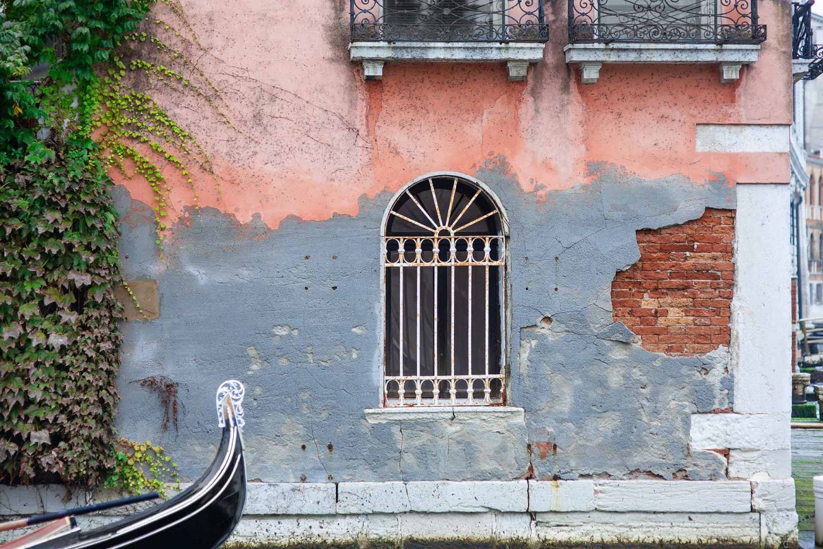 Künstlerische Fotografie fotografiert in Venedig mit Fokus auf Licht, Abstraktion, venezianischer Architektur, fotografiert von Mick Morley