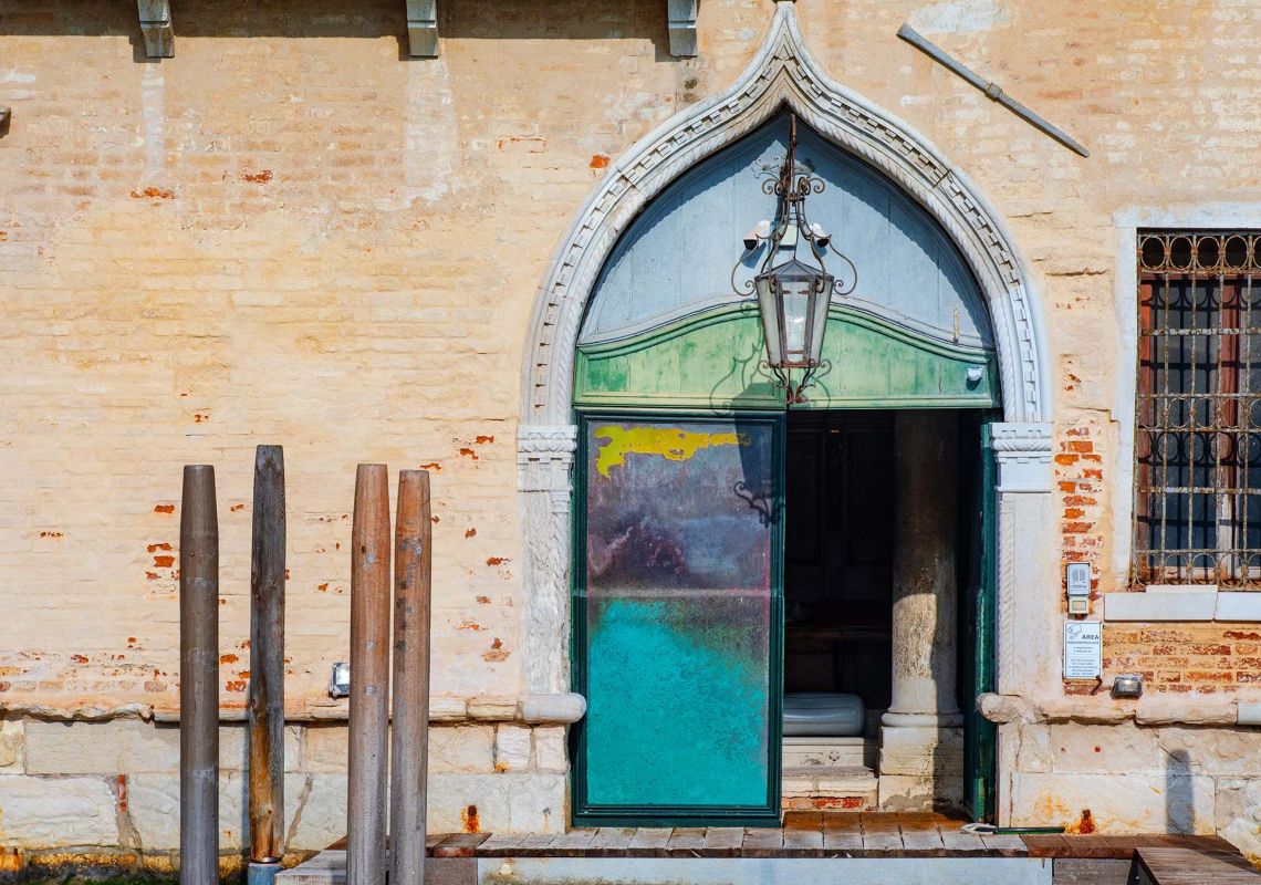 Künstlerische Fotografie fotografiert in Venedig mit Fokus auf Licht, Abstraktion, venezianischer Architektur, fotografiert von Mick Morley