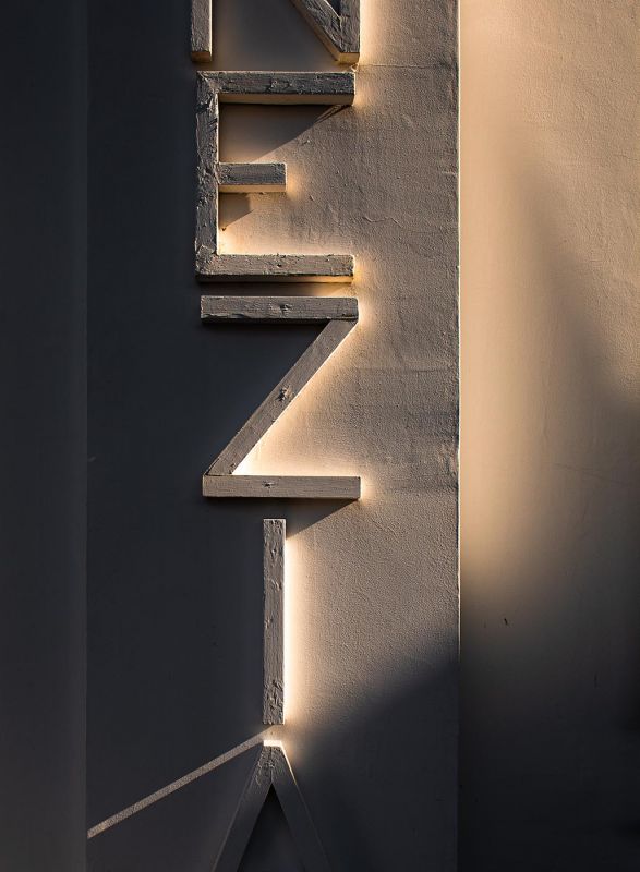 Künstlerische Fotografie fotografiert in Venedig mit Fokus auf Licht, Abstraktion, venezianischer Architektur, fotografiert von Mick Morley