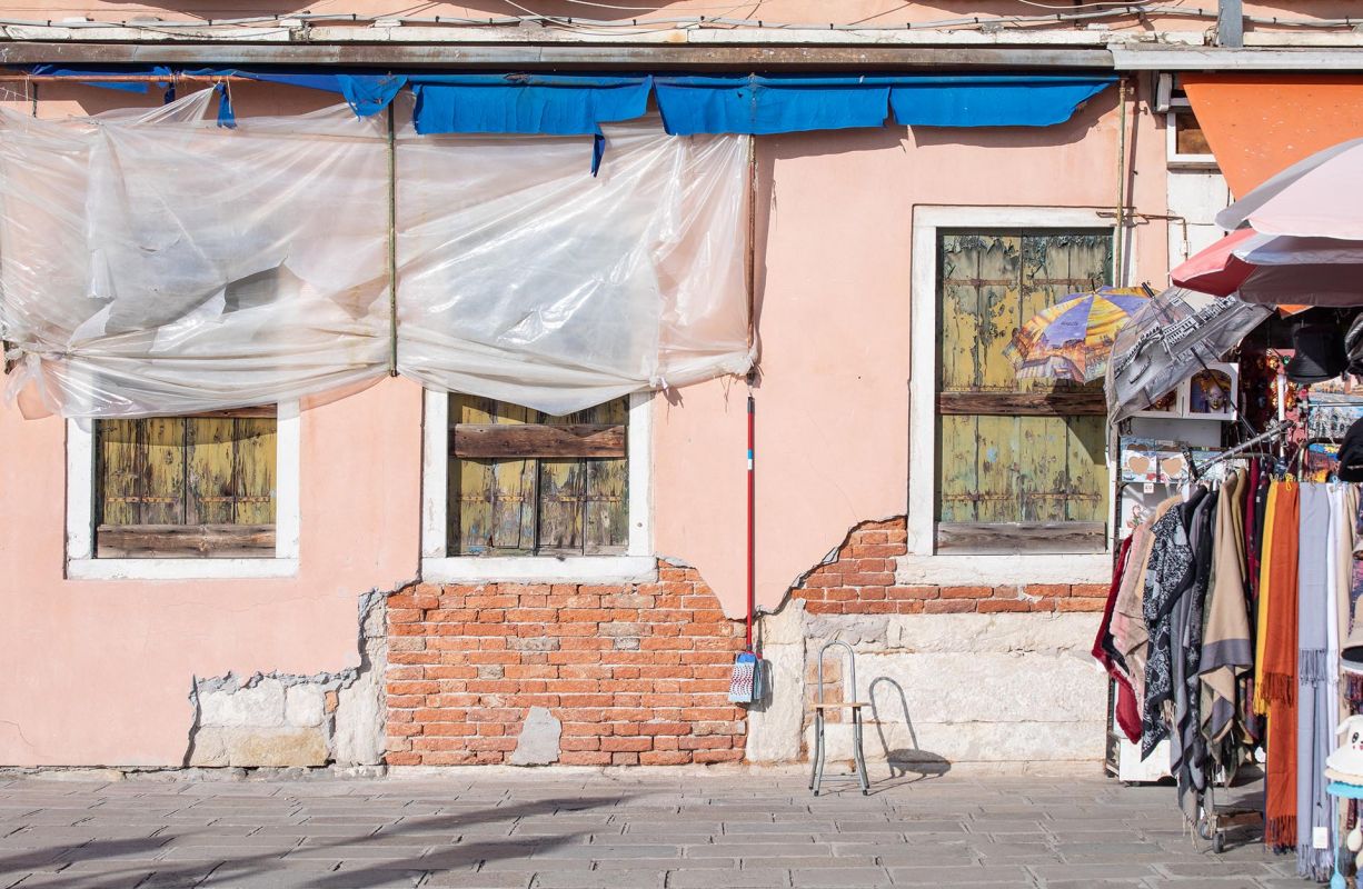 Künstlerische Fotografie fotografiert in Venedig mit Fokus auf Licht, Abstraktion, venezianischer Architektur, fotografiert von Mick Morley